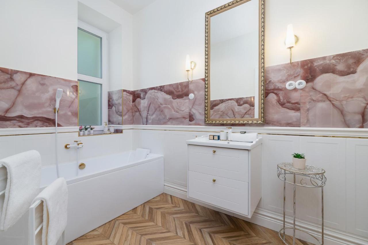 Luxurious & Unique Apartment Mickiewicza Cracow By Renters Prestige Cracovie Extérieur photo
