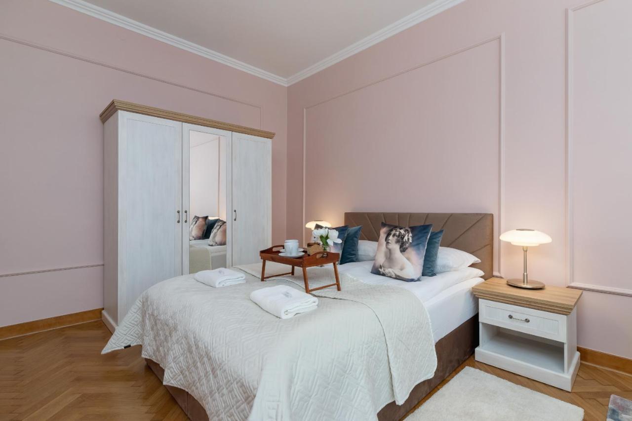 Luxurious & Unique Apartment Mickiewicza Cracow By Renters Prestige Cracovie Extérieur photo